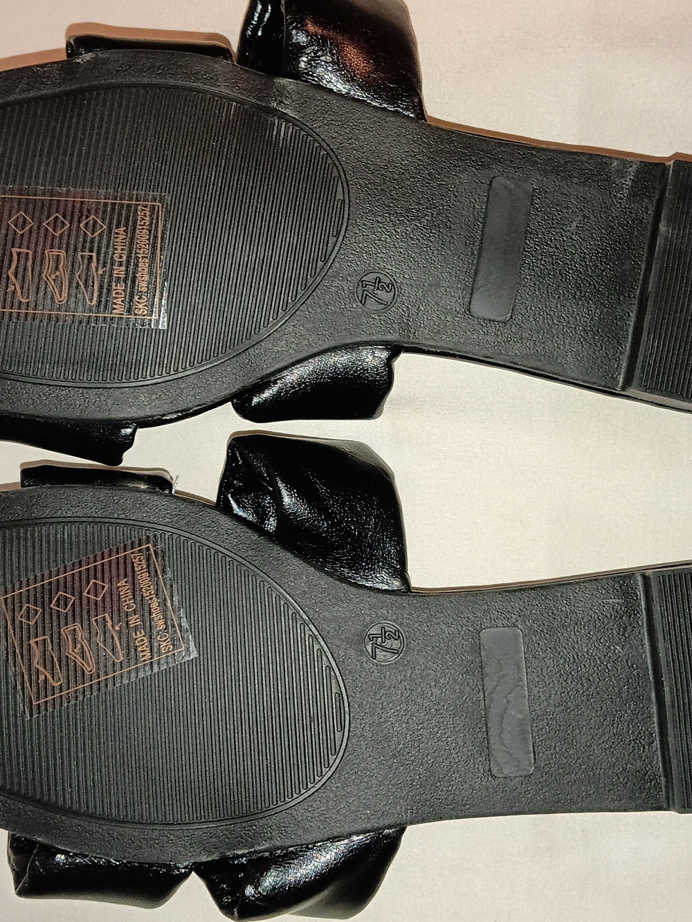 SheIn Black Padded Slide Sandals - Picture 4 of 4